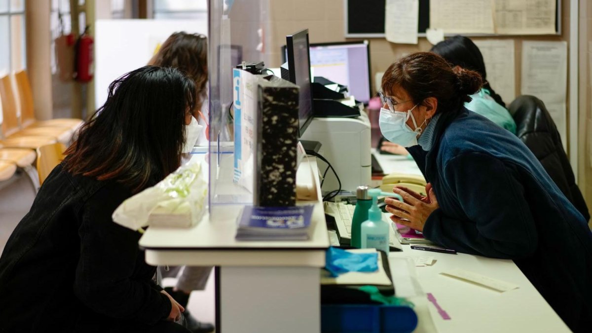 Actualmente hay casi 2.500 sanitarios de baja por covid.