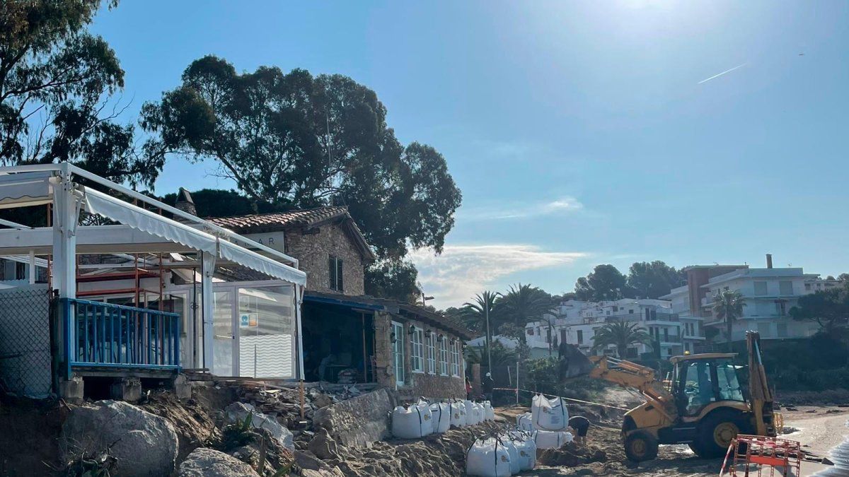 Se colocan dos hileras de sacas de un metro cúbico de arena cada una para proteger los cimientos del restaurante.