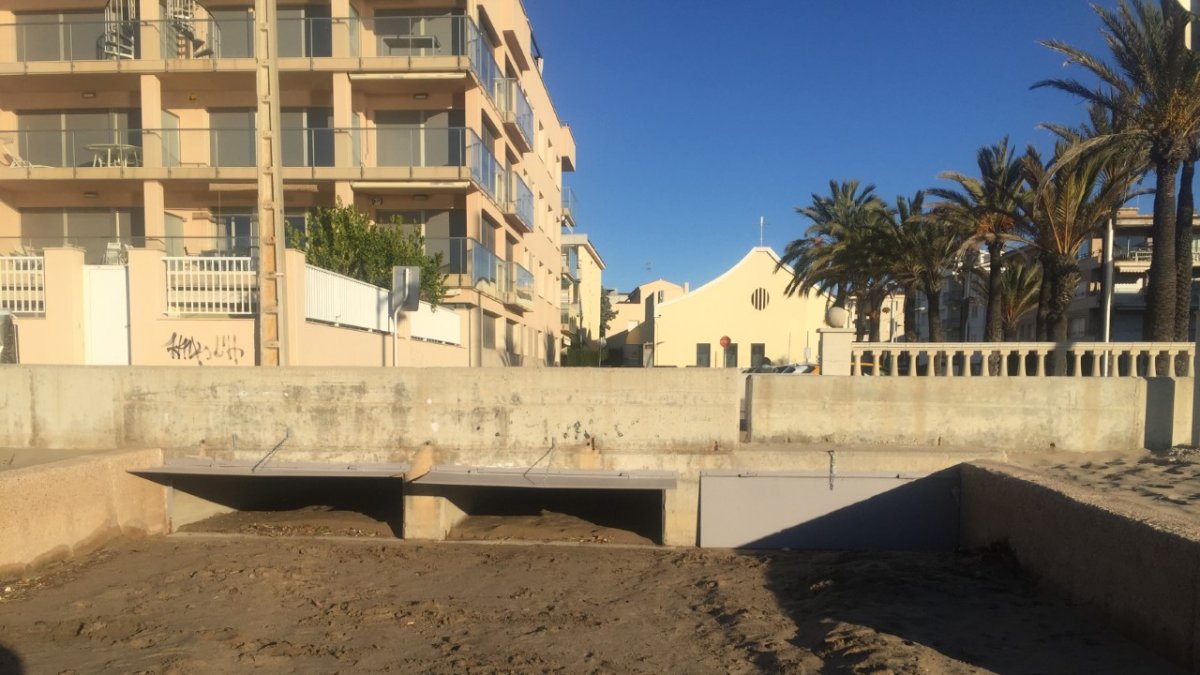 Los canales de desagüe de la plaza de las Palmeras de El Vendrell.