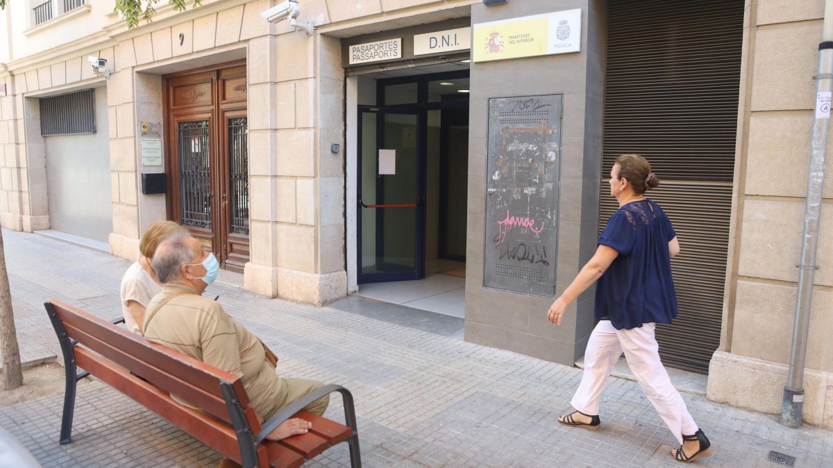 La Unidad de Documentación de la Policía Nacional, donde se expiden el DNI y el pasaporte, en la calle Gaudí.