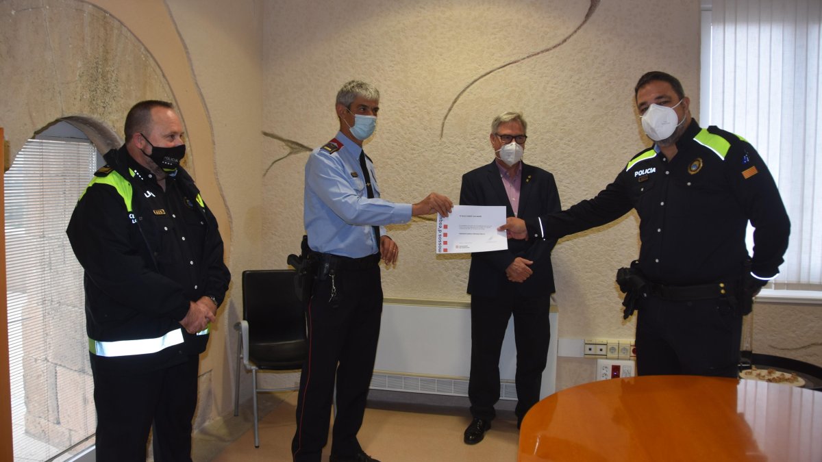 Ramon Franquès i Albert Vilà amb la felicitació a les mans.