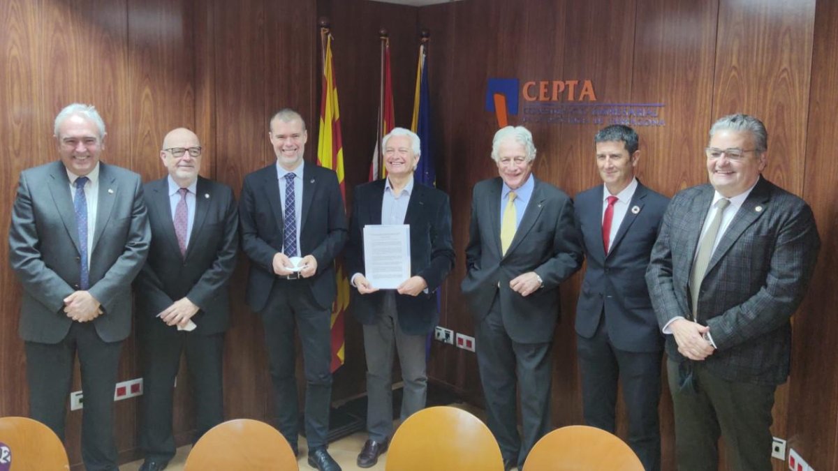 Imagen del acontecimiento con los firmantes.