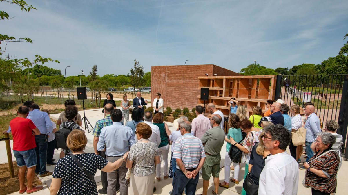 El Jardí Agrari y el Parc de les Olors están justo delante de la Escola Mowgli.