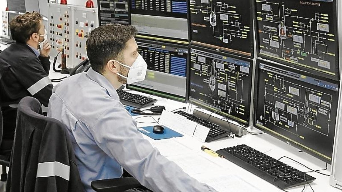 Operarios trabajando dentro de la sala de control.