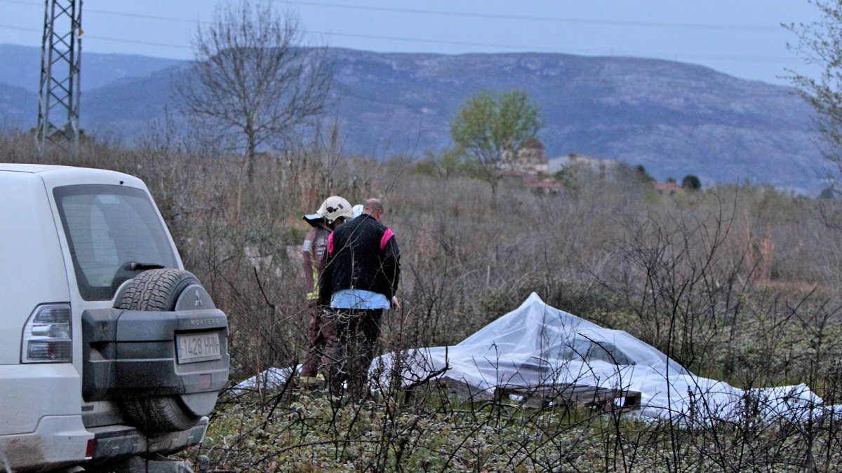 Uns bombers observen la zona on es va produir el forat a l’oleoducte.