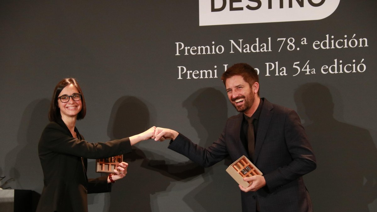 Toni Cruanyes e Inés Martín, ambos periodistas, ganan los premios Pla y ...