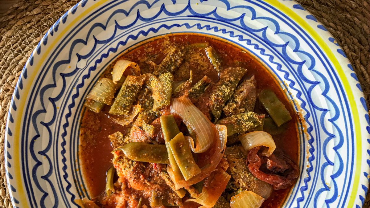 Estofado de judias con tomate con un toque de gomasi