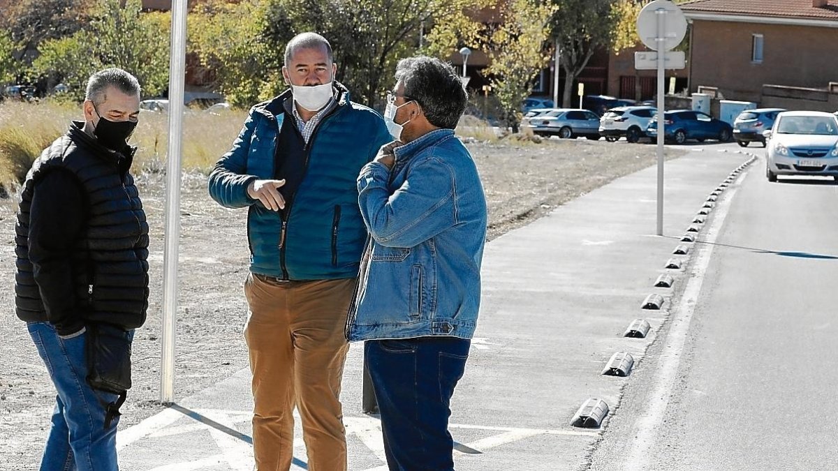 Una nueva acera en sustitución del viejo camino de tierra. PERE FERRÉ