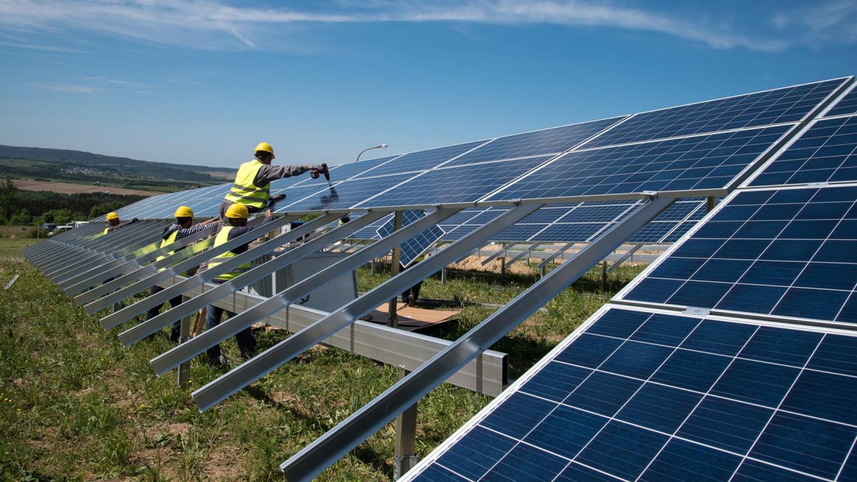 Imagen de archivo de una instalación de placas solares