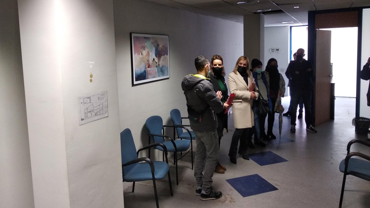 L’alcaldessa, amb la directora general de l’Agència Catalana de Joventut i regidores, dins de l'immoble que acollirà l'espai.