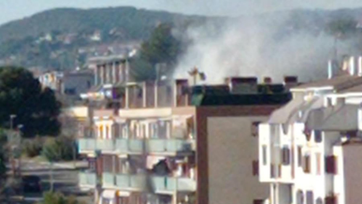 La humareda que sale del edificio.