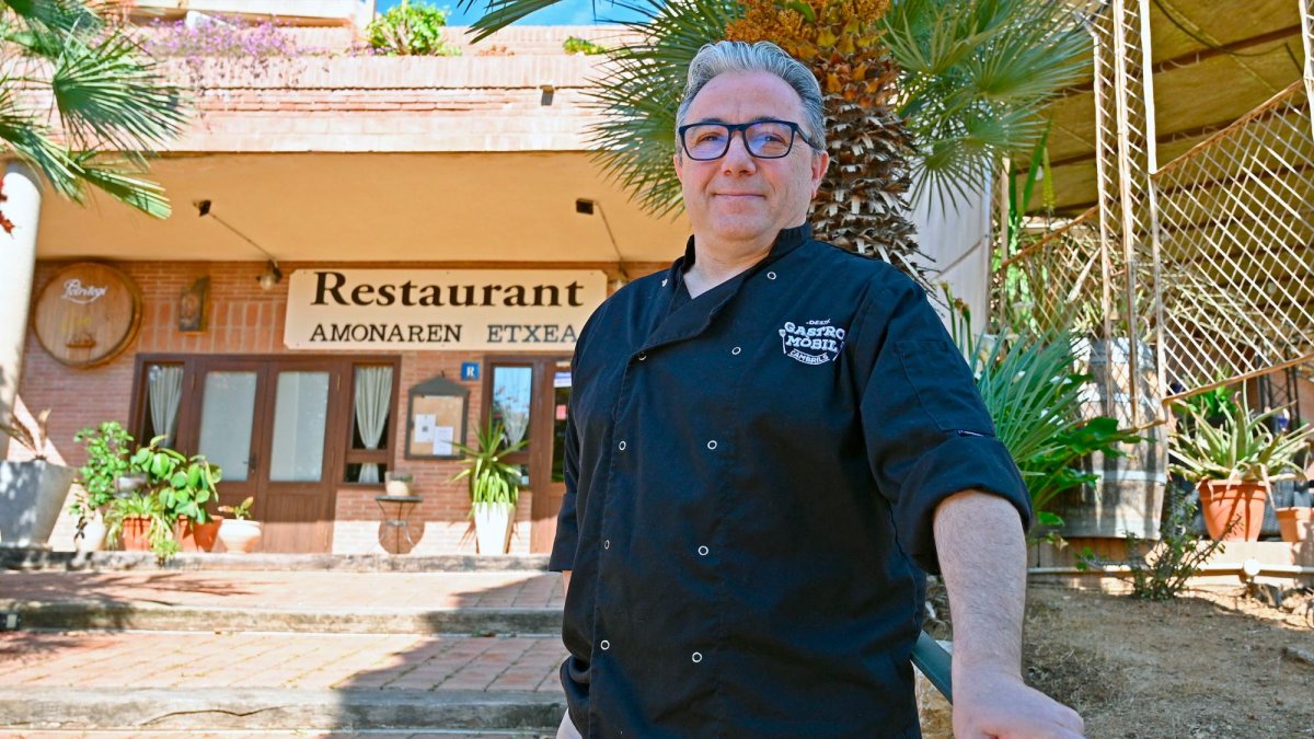 Ángel Rodríguez, en el exterior del Amonaren Etxea de Botarell..