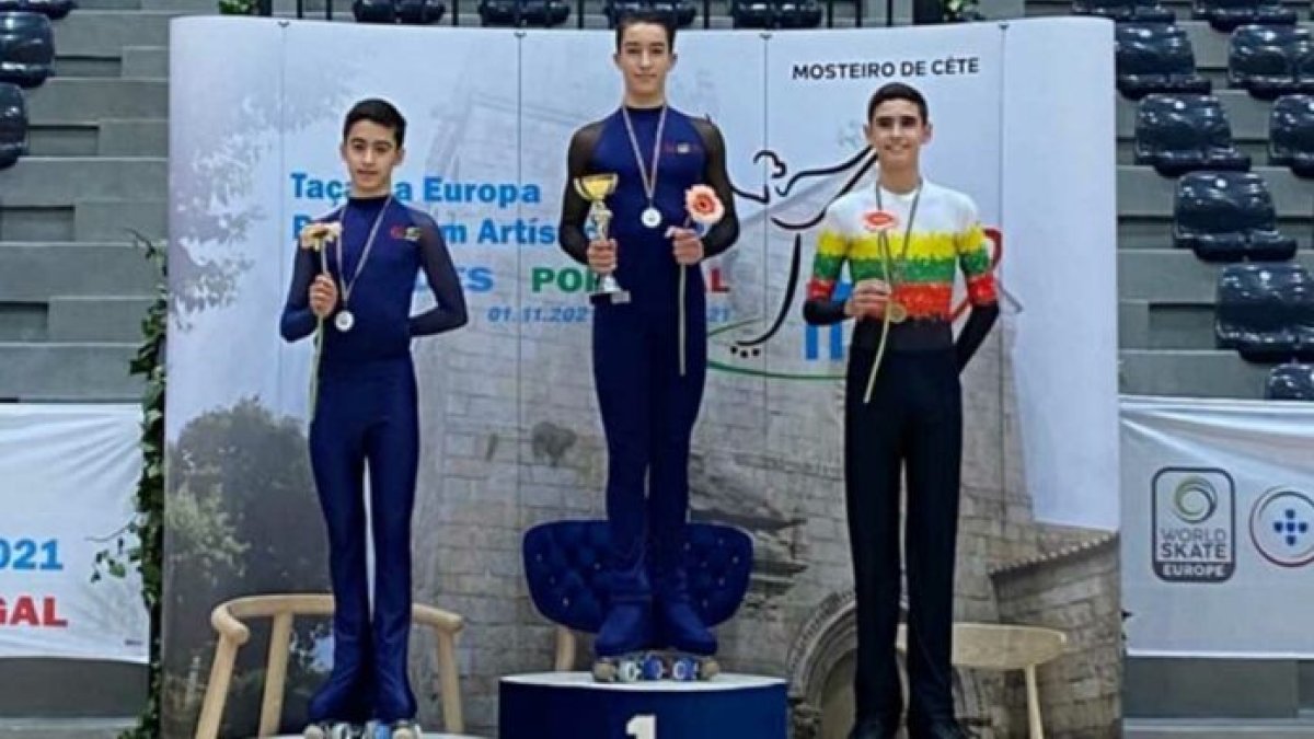 Pol Forné en el podio con la medalla de oro.