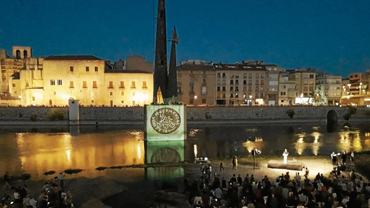 Nombroses persones es van reunir ahir a Ferreries per mostrar el seu rebuig al monument franquista, al centre de la imatge.