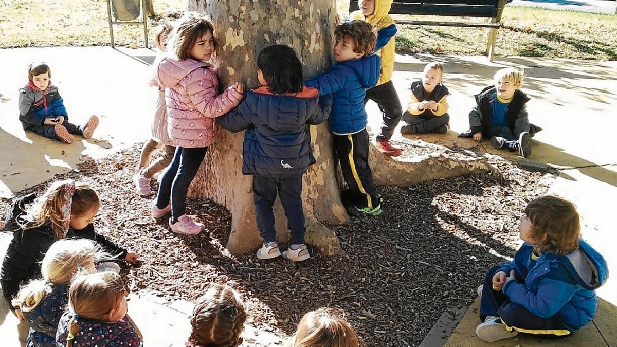 Alumnos de la Escola Doctor Alberich i Casas, durante la hora del recreo en el marco del proyecto ‘Una escola, un parc’.