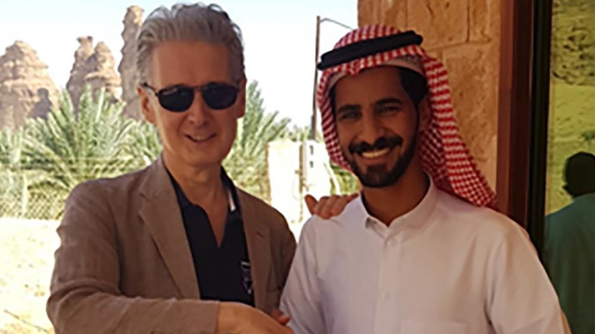 Ricardo Mor Solá (i) junto a un guía turístico en Hegra.