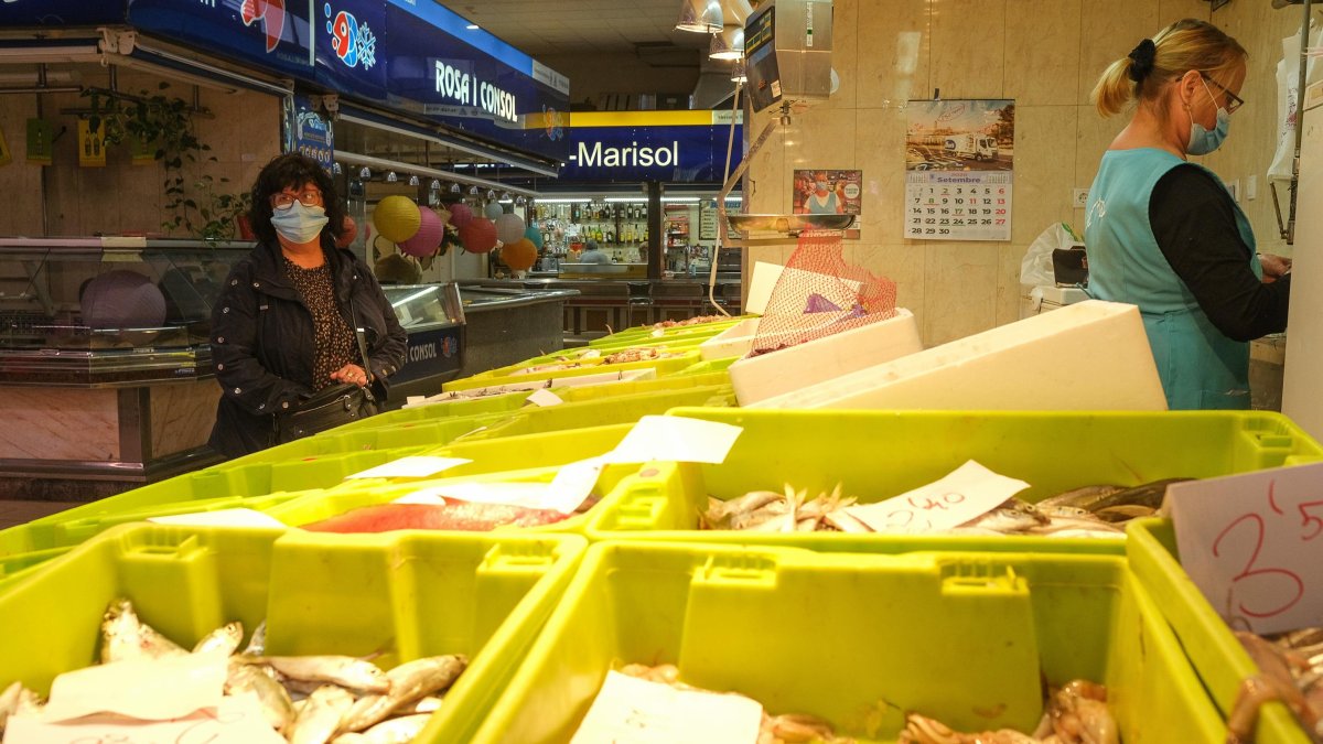 Claustre Bonachi es la encargada de la pescadería del Mercat de Torreforta.