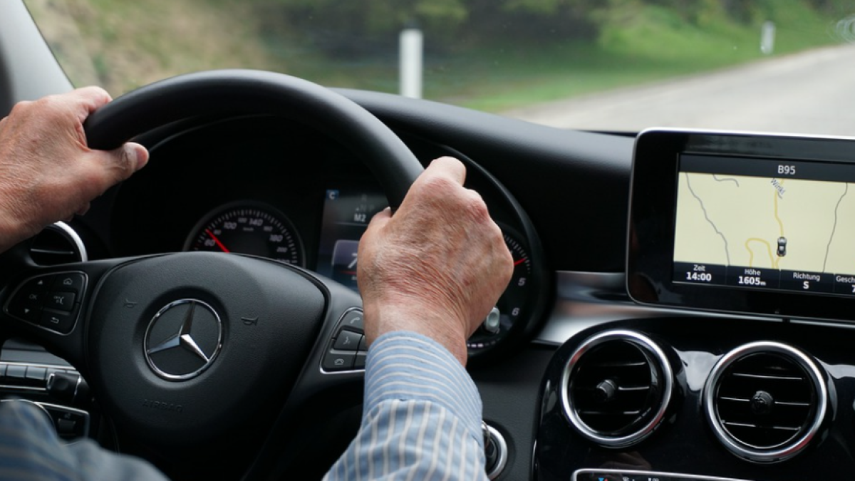 Un hombre conduciendo.