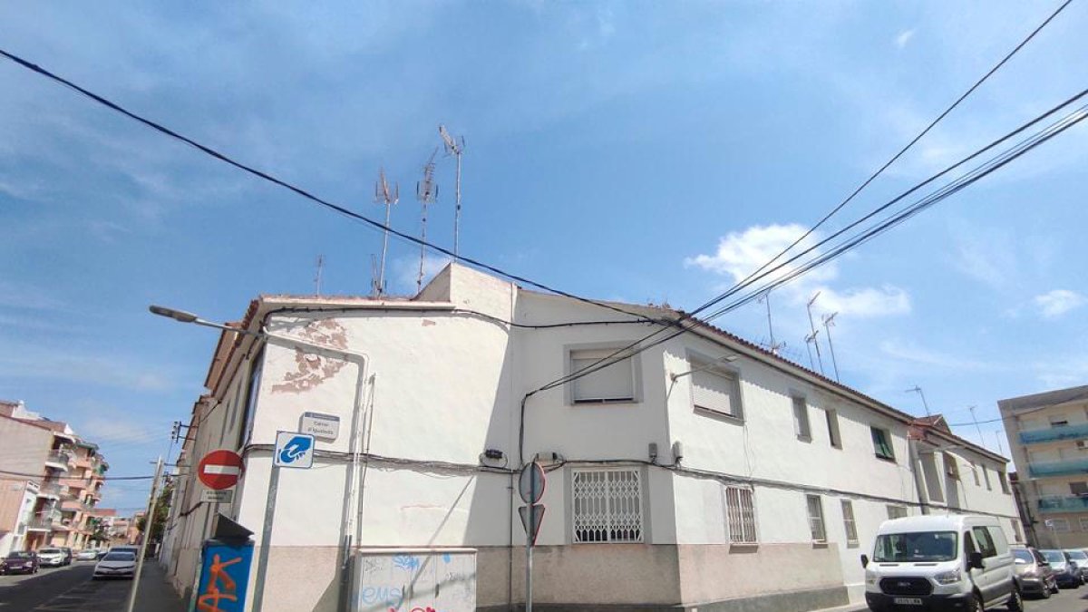 Las ‘casas baratas’ del núcleo de la playa.