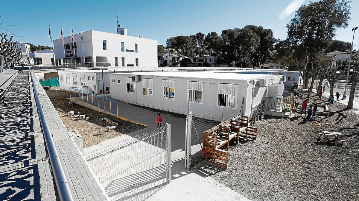 La escuela nació en el curso 2006-2007 y funciona en estos barracones desde el 2008-2009.