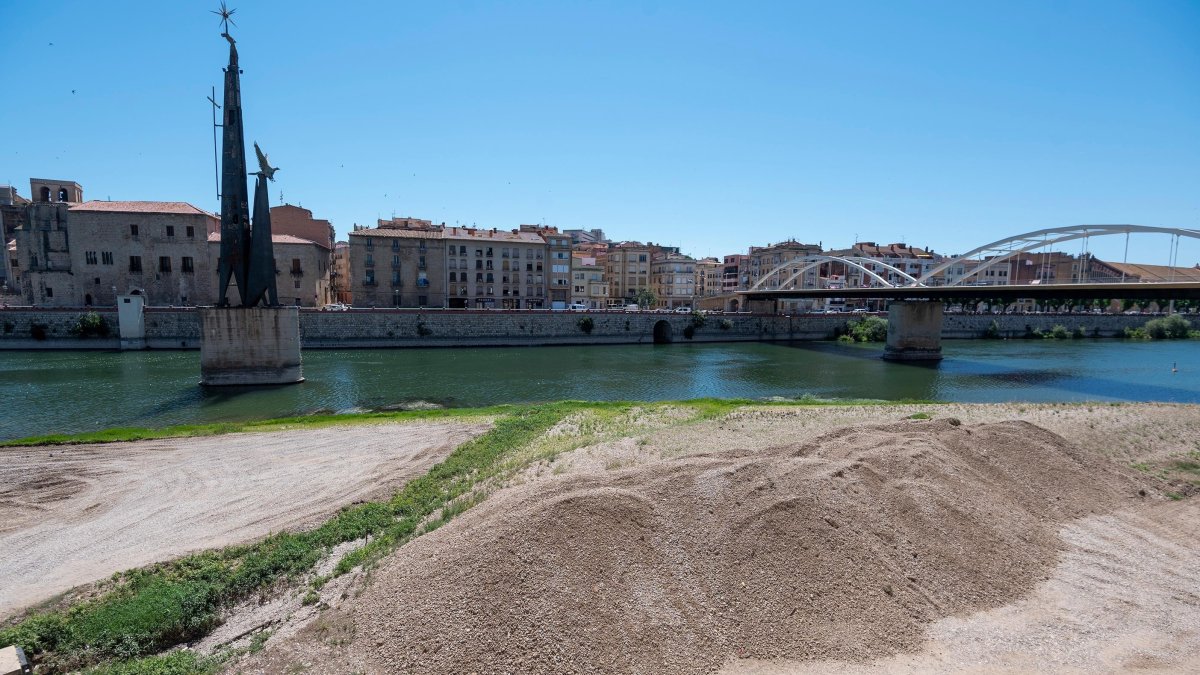 el-jutjat-atura-els-treballs-previs-per-retirar-el-monument-franquista