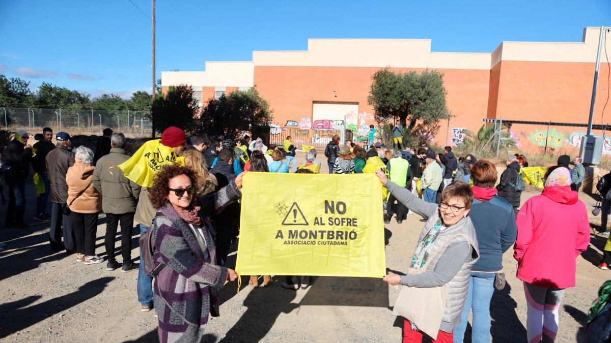 Los vecinos de Montbrió que se han manifestado se han dirigido a las naves donde se prevé ubicar el almacén de azufre.