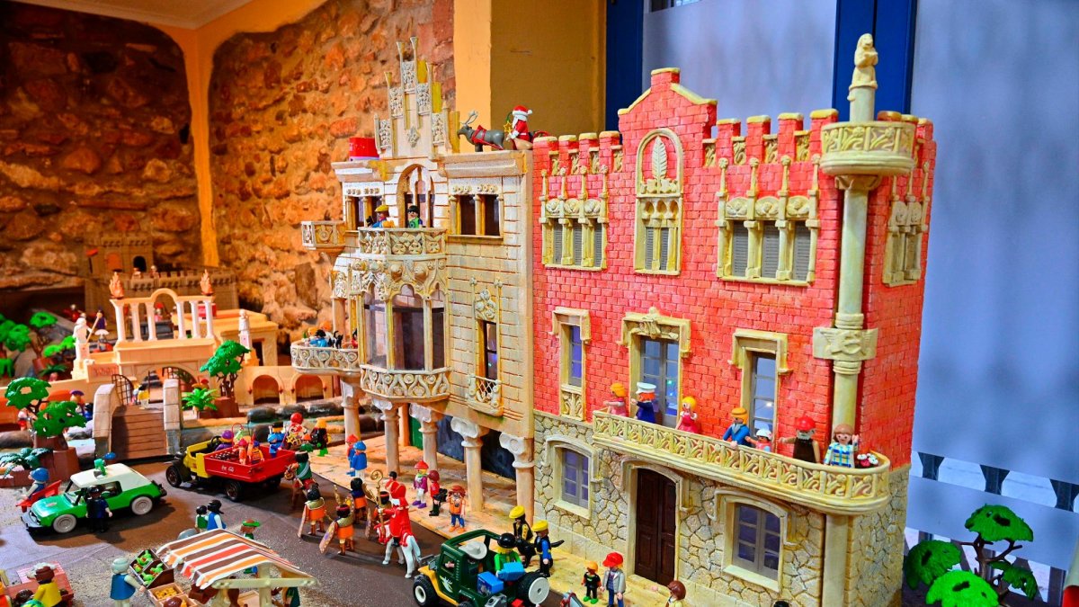 La Casa Rull (a la derecha), al lado de Casa Navàs.