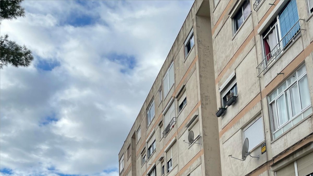 La comitiva judicial hablando ayer con Zouhair.