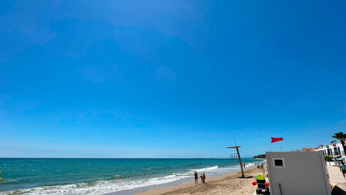 Una playa de Altafulla con bandera roja.