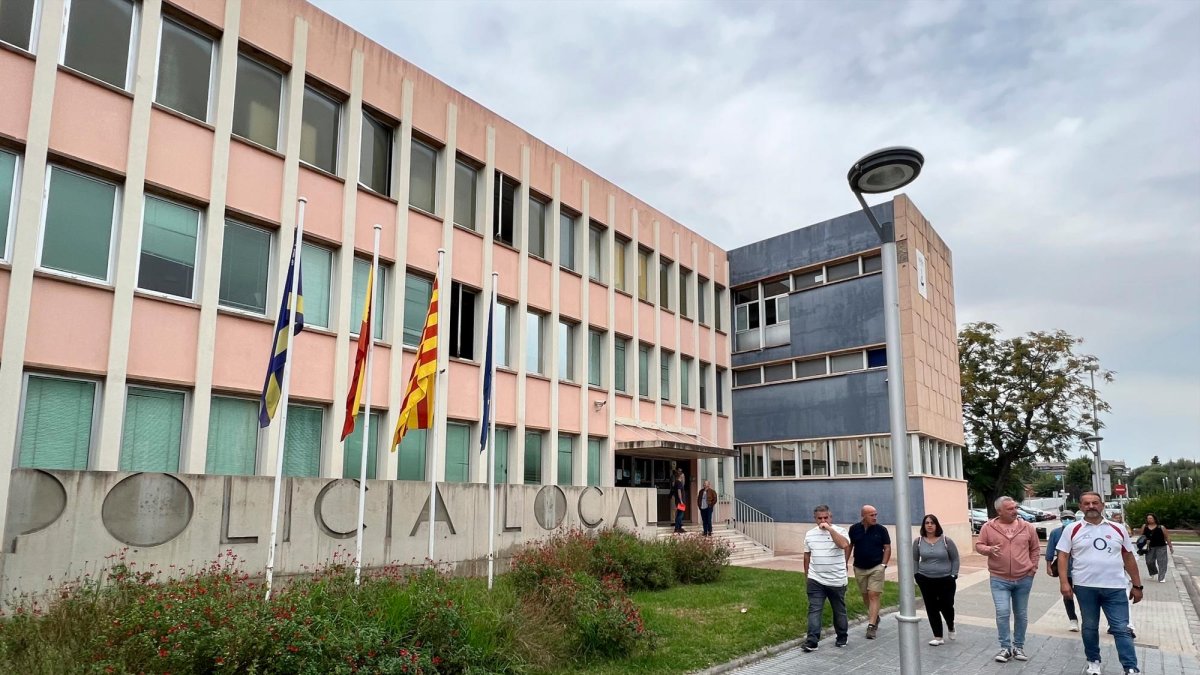 Aspecto exterior de la comisaría de la Policía Local de Salou, situada en la calle Llobregat, que sufrirá un lavado de cara.