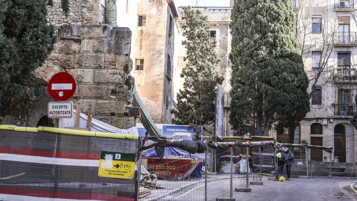 Los restos arqueológicos están en el interior.