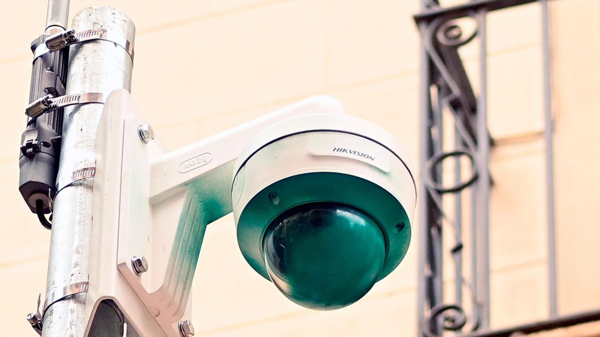 Alguien ha pintado con spray las cámaras de videovigilancia y detección de matrículas.