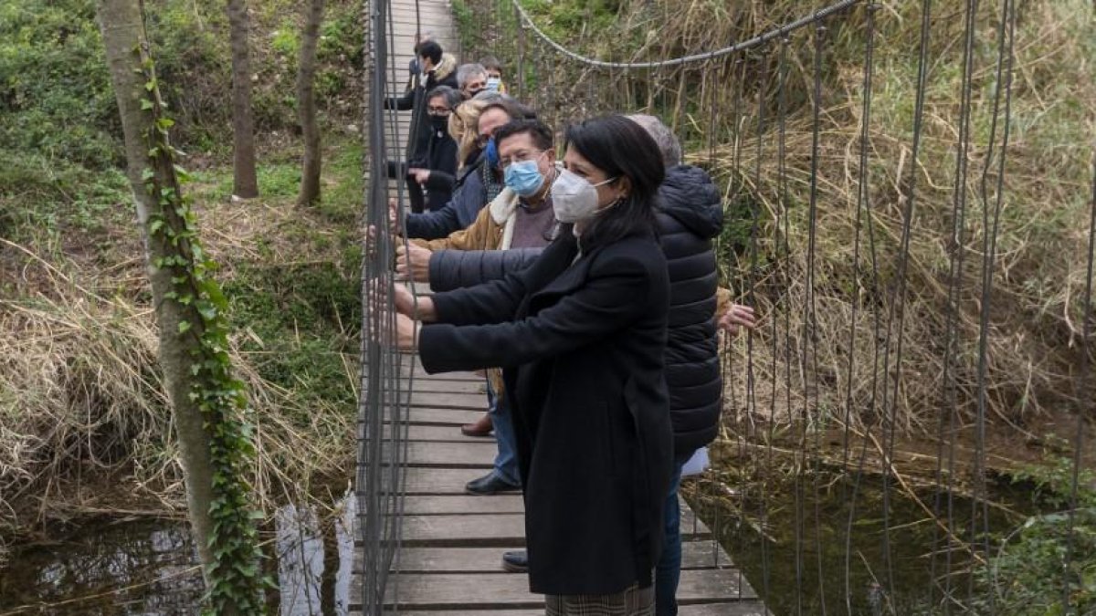 Assistents a la trobada institucional, sobre el pont del Molí la Vella de la Sénia.