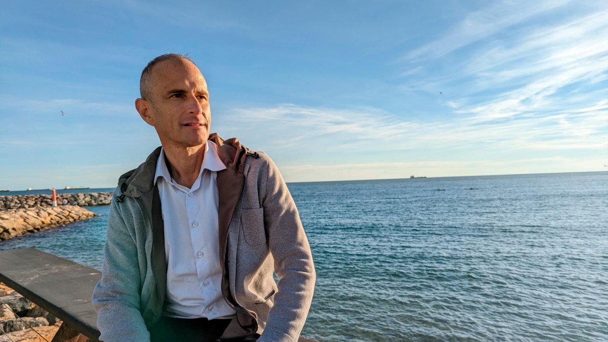 David Pino en las instalaciones del Reial Club Nàutic Tarragona, del que es socio y donde se formó como navegante.