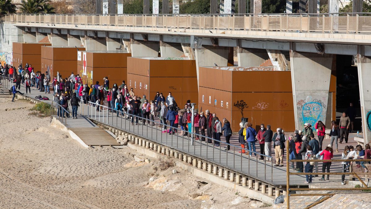 Una cadena humano cubrió de extremo a extremo la longitud de la plataforma.
