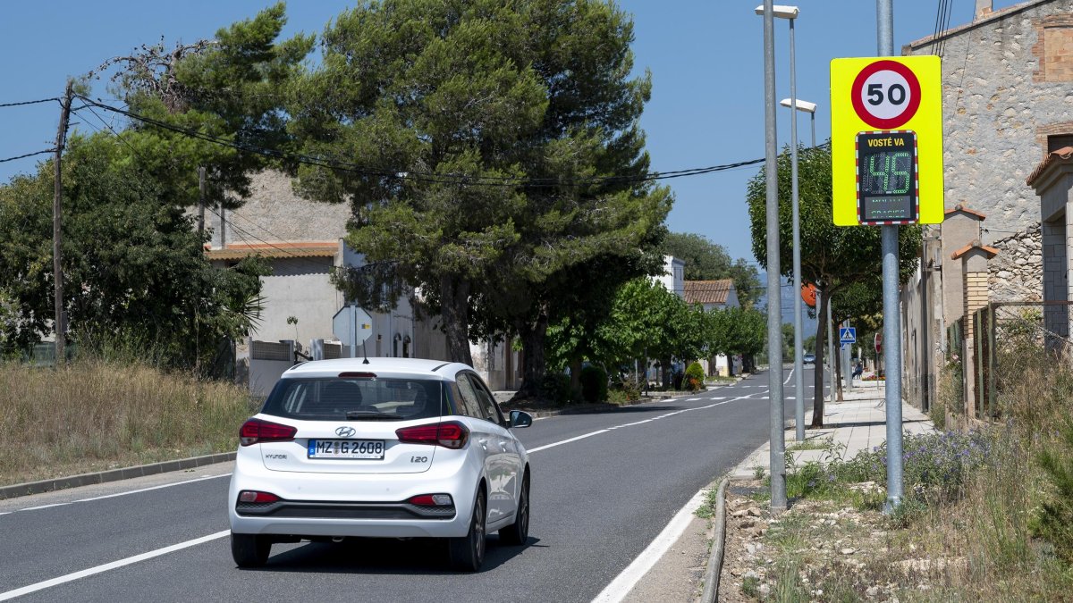 Panell informatiu de la velocitat dels vehicles, a l’entrada al nucli de Sant Joan del Pas.