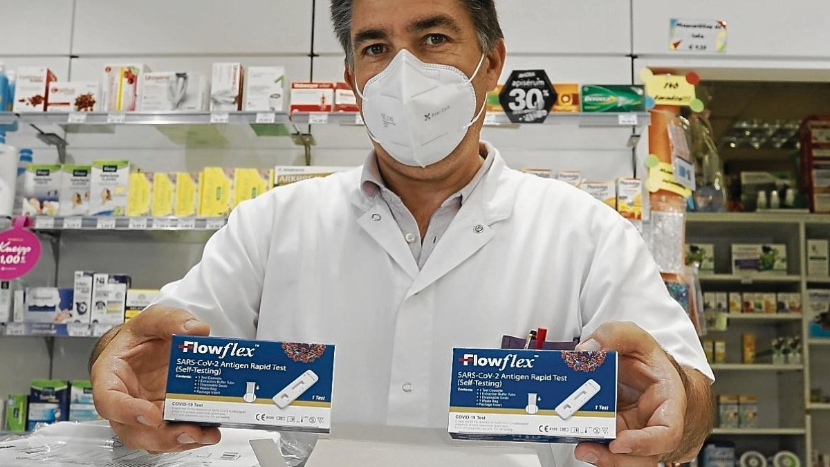 La Farmacia Salazar de Tarragona enseña dos cajas de test autodiagnósticos.