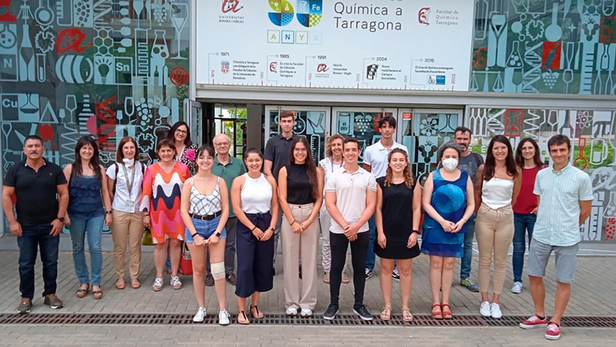 Alumnos y tutores de la primera promoción del grado dual de Química. En el centro, con vestido negro, Núria Bertomeu.