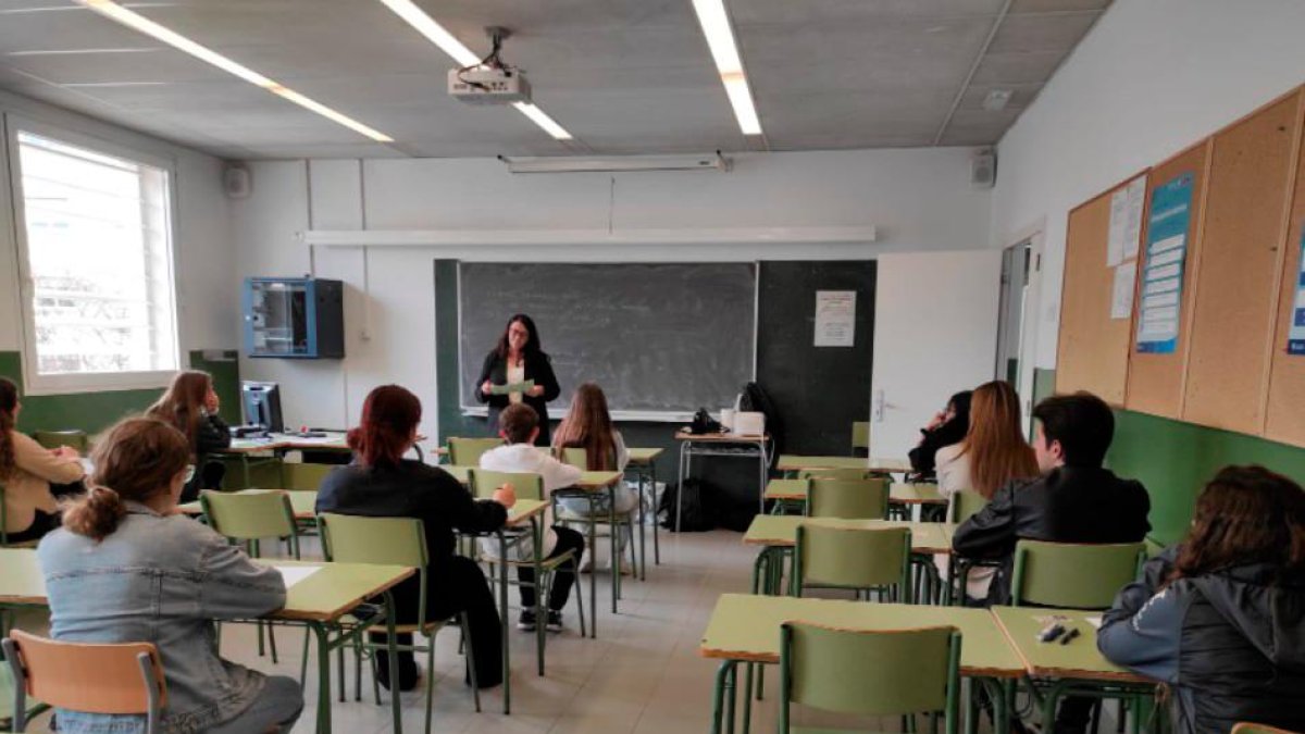 Alumnos examinándose del DELF, hace semanas en el INS_Gabriel Ferrater.