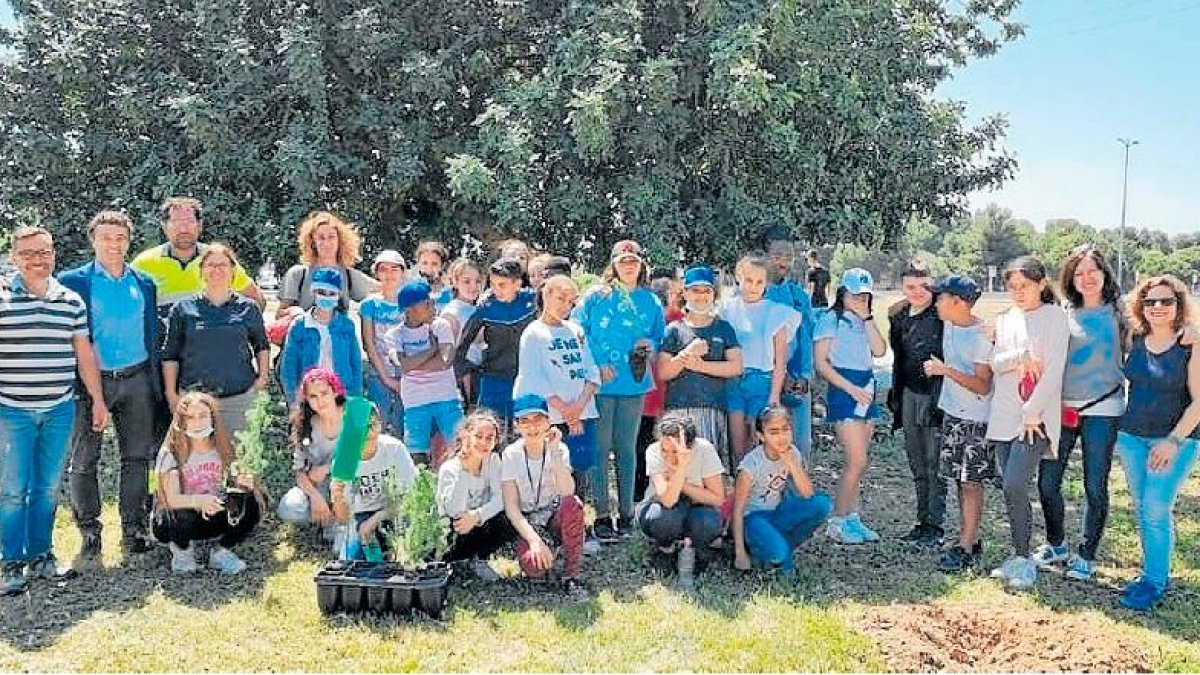 Alumnes i professors durant l’activitat, ahir, a Tarragona.