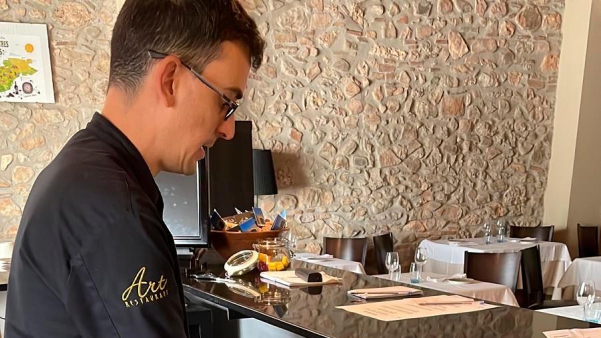José María Ortega, de l’Art Restaurant, fent ús de l’aigua potable que tenen a l’establiment gràcies a disposar d’un dipòsit propi.