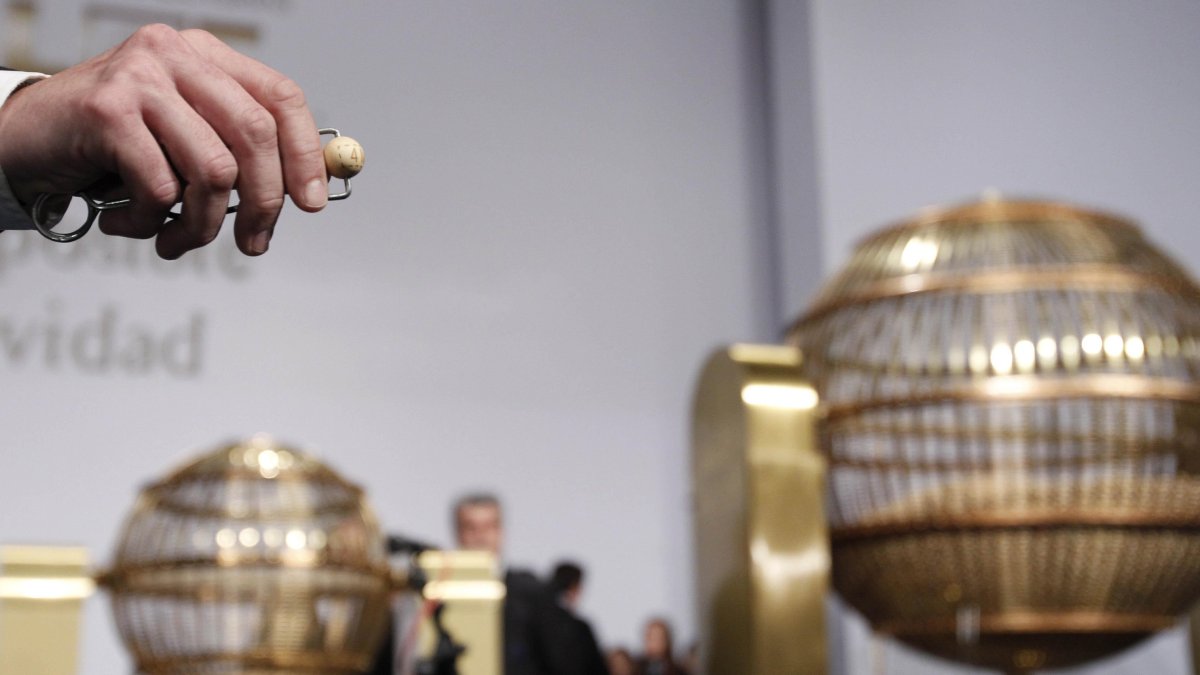 La mayoría de gente que gasta dinero en loterías no lo recupera. EFE