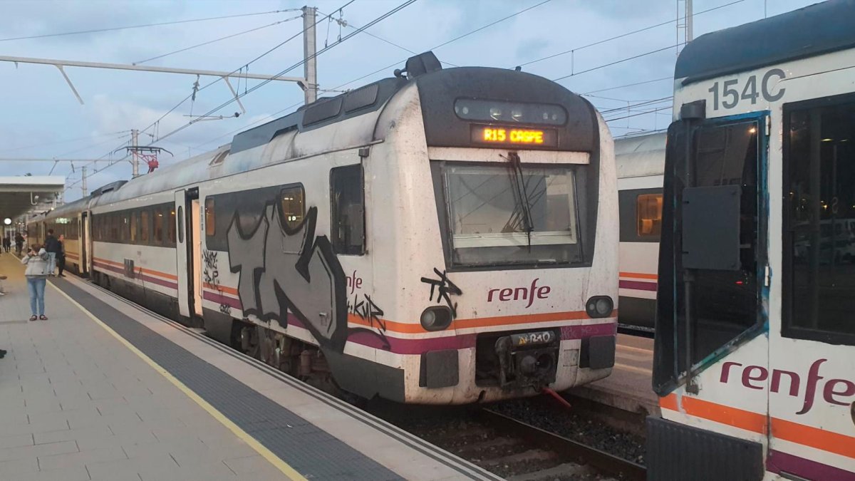 Tres trenes esperándose en la estación de Tarragona para poder seguir la ruta hacia Reus.