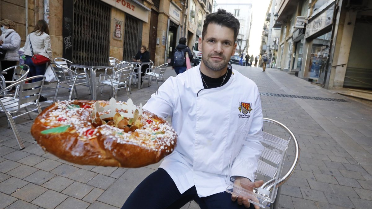Julio Solanes con su roscón y el premio delante de su horno artesanal.