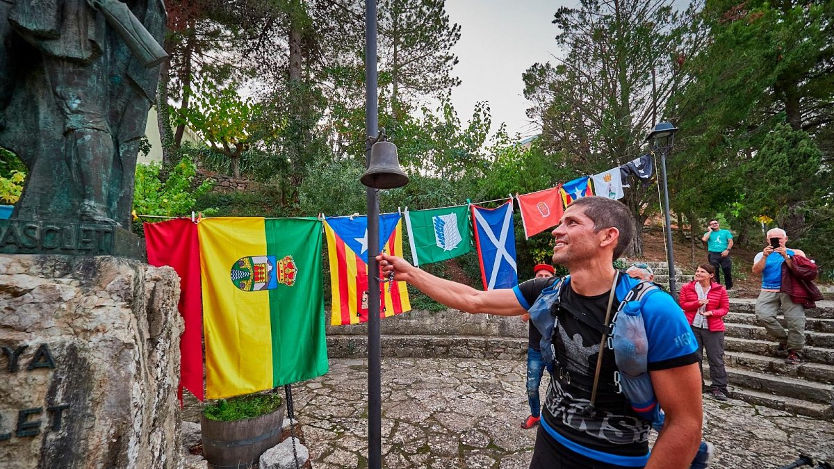 Andris Ansabergs hace sonar la campana del Carrasclet por quinta vez y convertirse en el primer ‘finisher’ The Bandit.