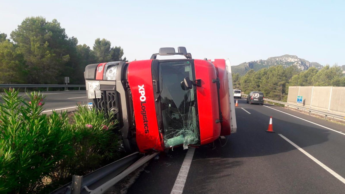 El vehículo ha perdido el control y ha terminado volcado en la mediana de la autopista.