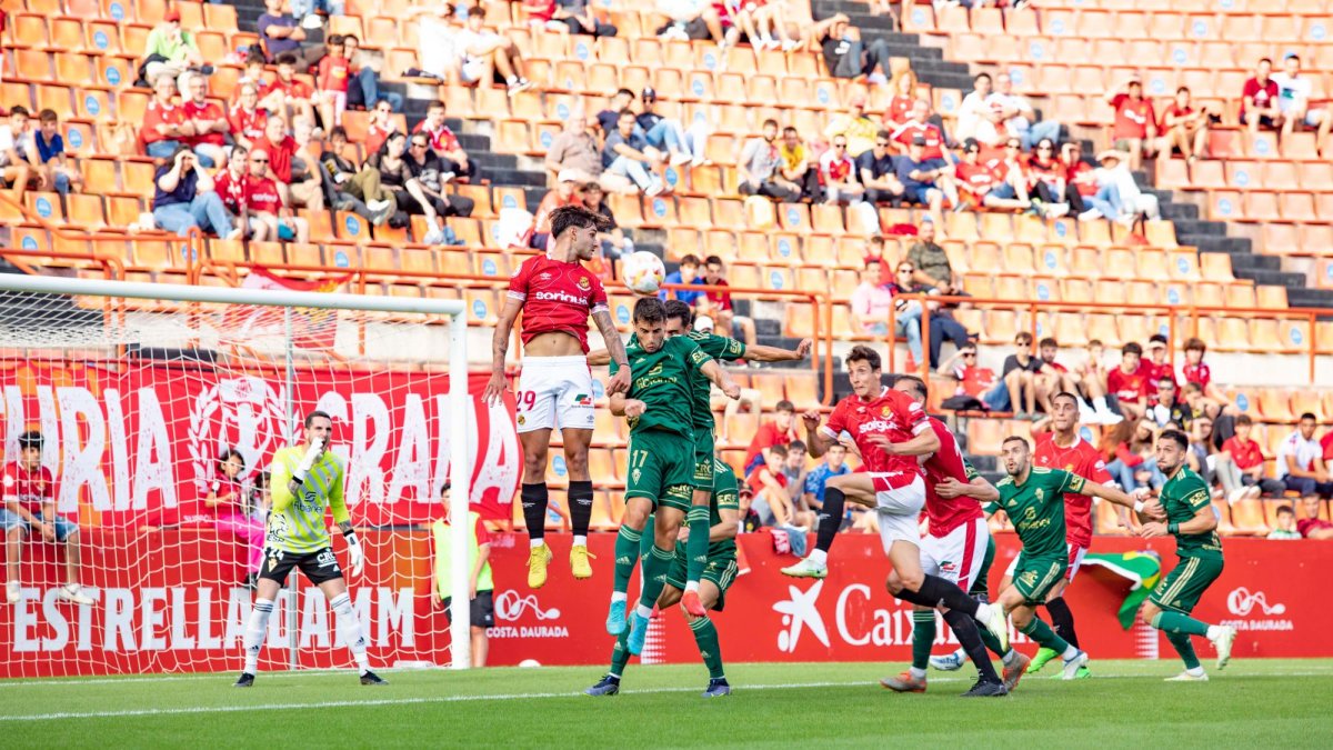 El Nàstic gana al Murcia (3-2) y Agné salva el cuello
