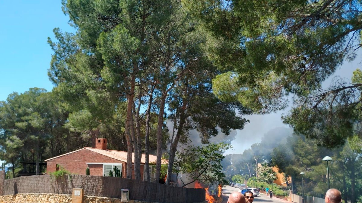 El coche estaba aparcado en un porche privado.