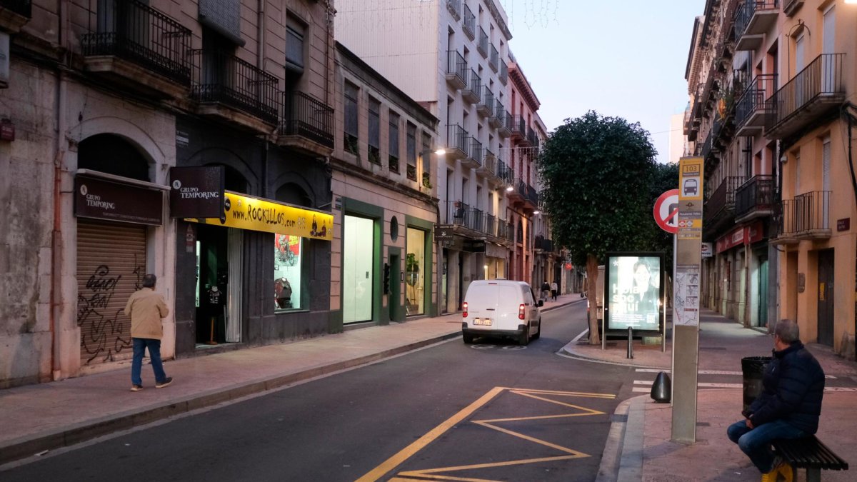 El arrabal de Sant Pere tendrá, a partir de esta tarde, las luces navideñas encendidas con el fin de tener más poder de atracción.