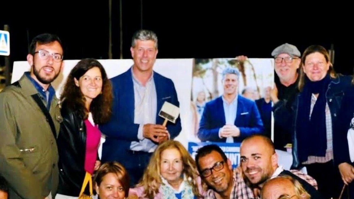 Imatger d'arxiu de l'enganxada de cartellsa les municipals de 2019. Entre el s participants hi ha el David.